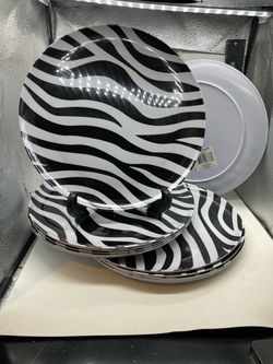 X12 🦓 Black & White 11” Plastic Plates 🦓