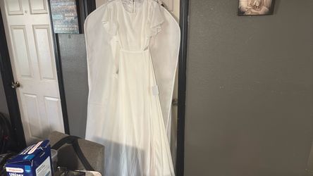 Beautiful white gown open mid back size xs