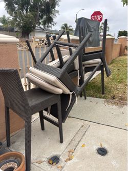 6 bar chairs with cushions