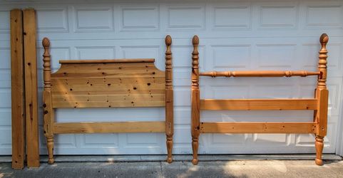Real Wood Queen Size 4 Poster Bed Pineapples!