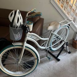 (Near Mint) Women’s Huffy Deluxe “Perfect Fit” Cruising Bike With Helmet