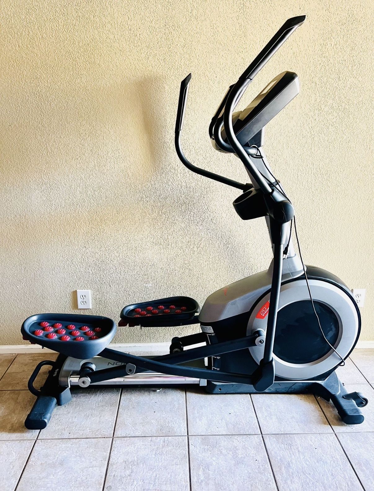 Like New FreeMotion 515 Elliptical In Fantastic Condition