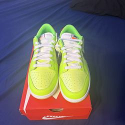 New Nike Dunks Size 8