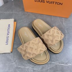 Popular slippers in summer