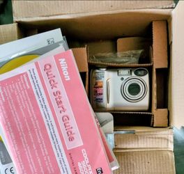 Vintage Nikon Coolpix 5600 Digital Camera (5.1 MP) – Boxed with Accessorie