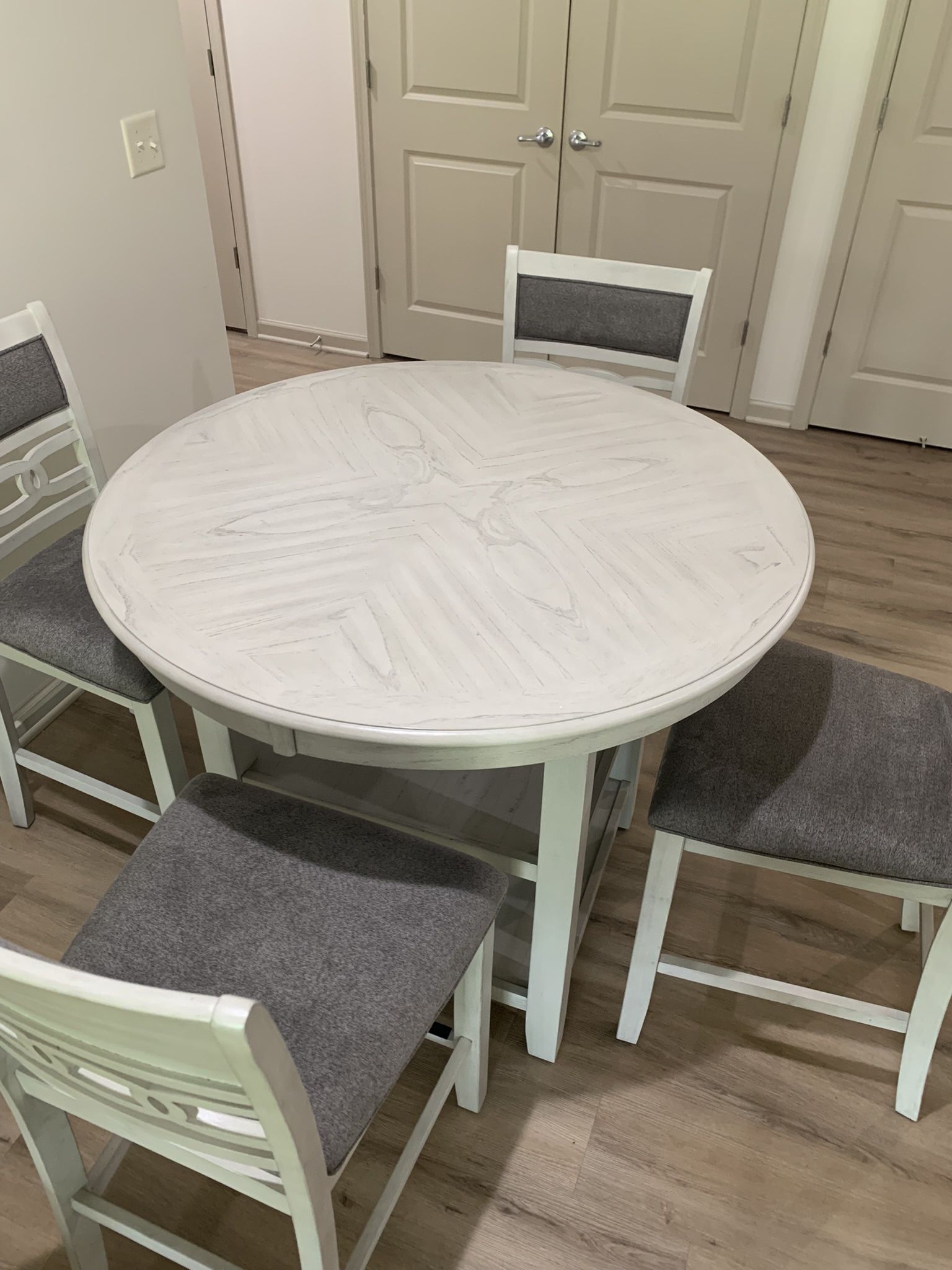 ***HIGH TOP DINING ROOM SET***