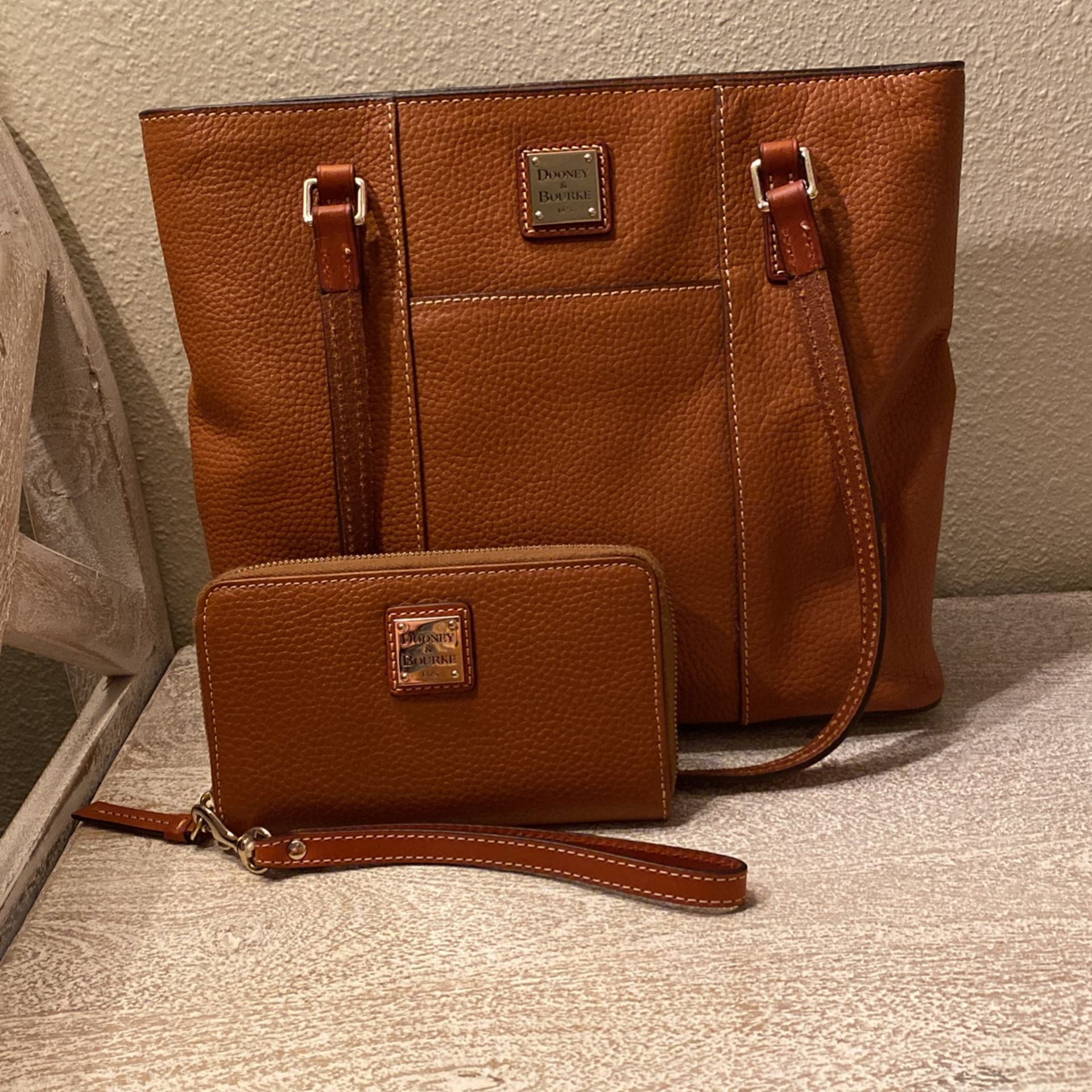 HUGE STEAL! Beautiful Dooney and Bourke purse + wristlet wallet