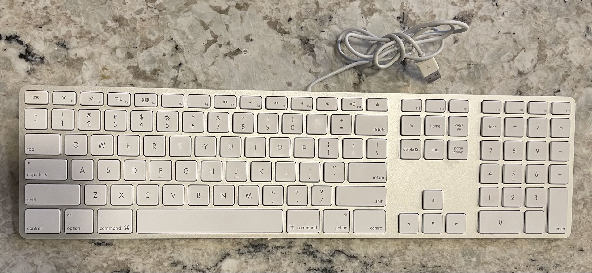 Genuine Apple A1243 Wired Mac Standard USB Keyboard w/ Numeric Keypad White