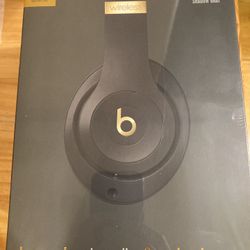 *******BEATS STUDIO 3 WIRELESS HEADPHONES APPLE - NEW IN BOX