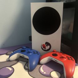 Selling Xbox series S, has 500gb storage extension card, 2 controllers