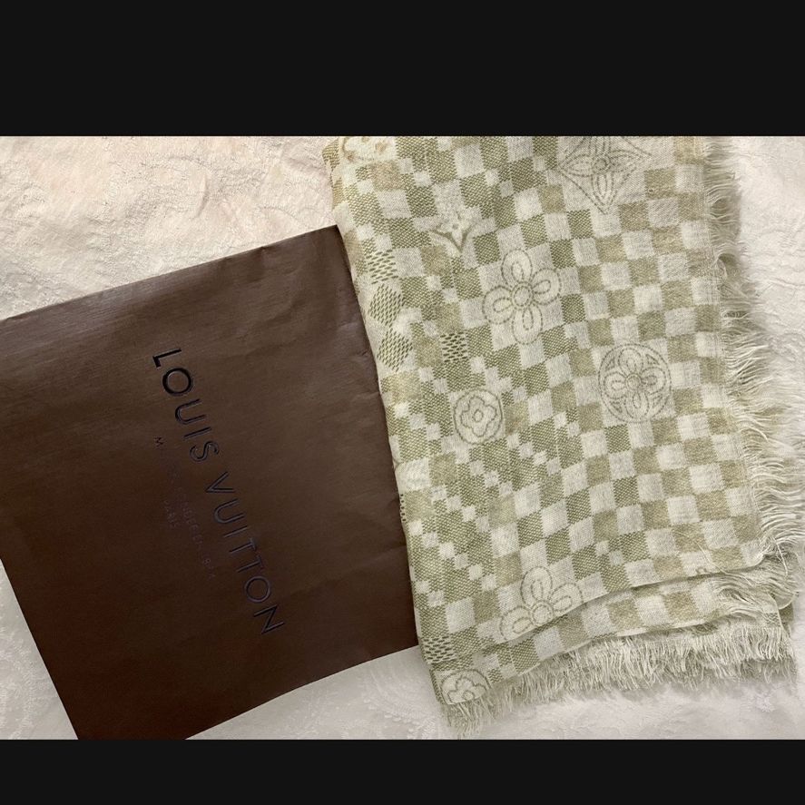 LV scarf