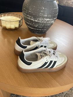 Adidas sambas women’s 8 shoes