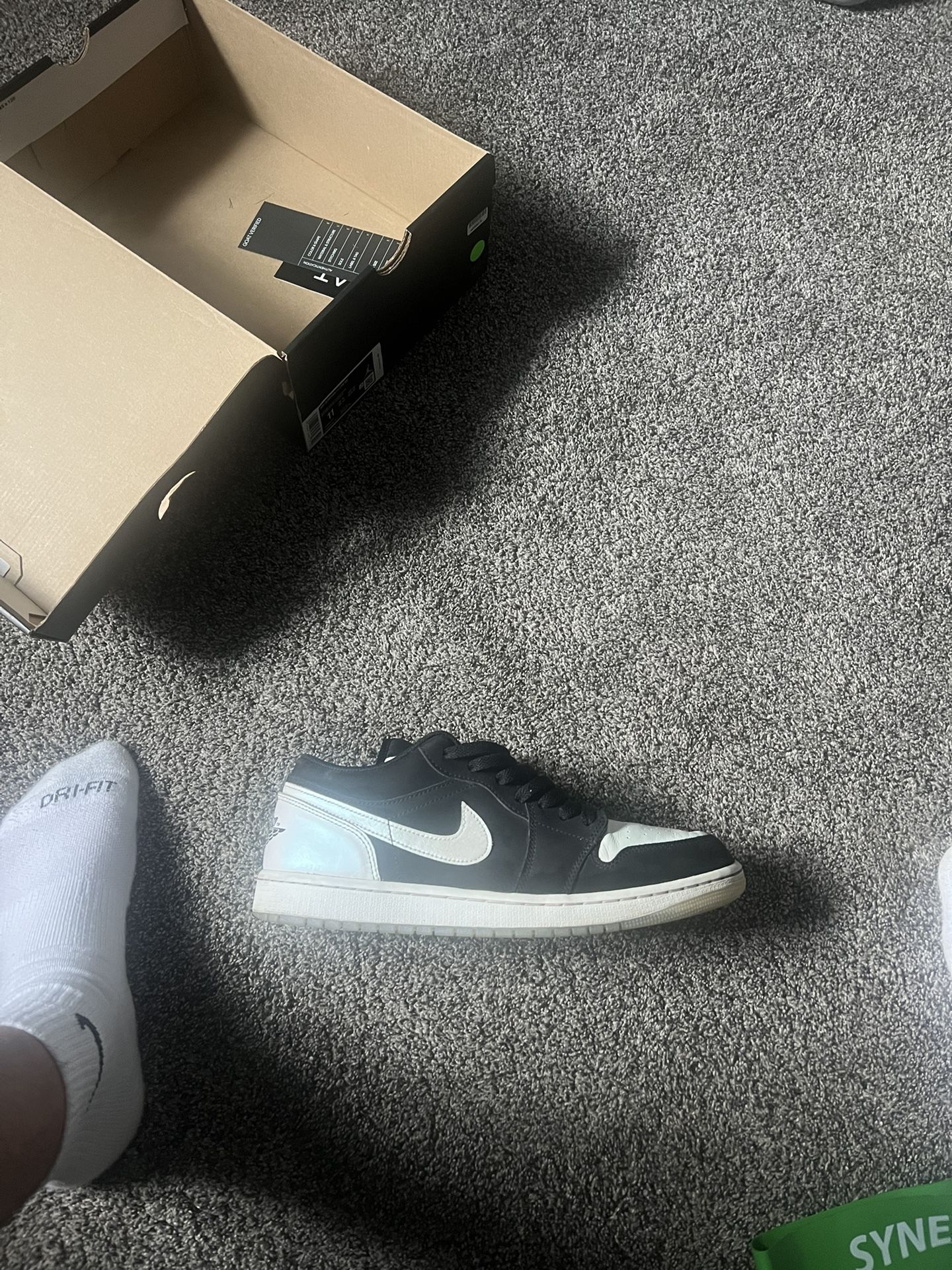 jordan 1 low diamond display picture 1