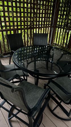 Outdoor table and 4 Chairs- good condition