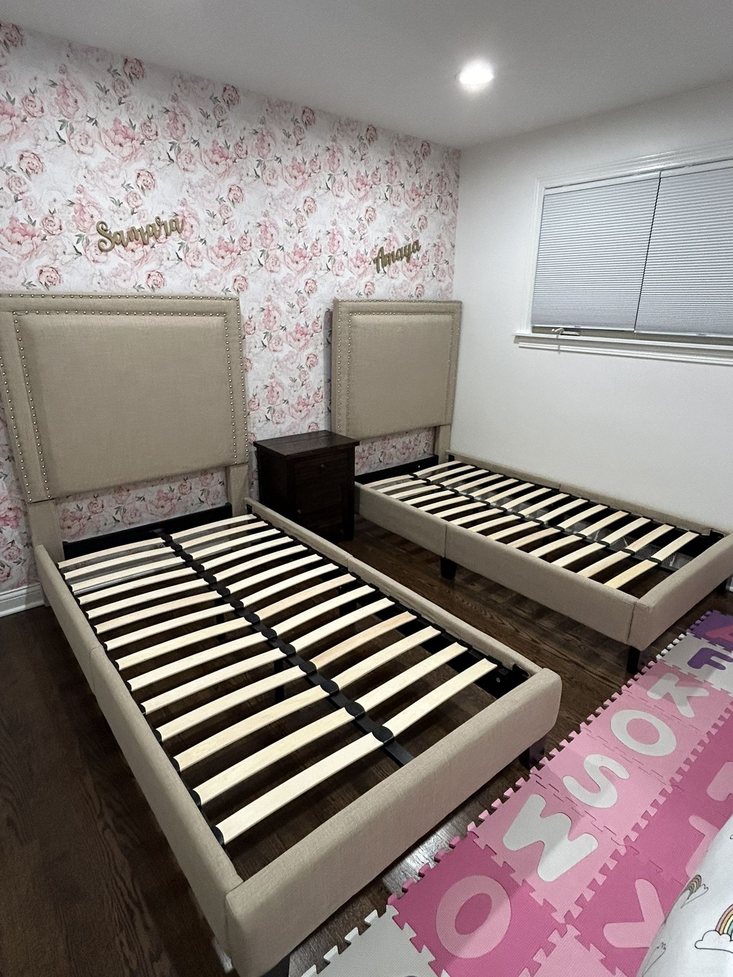 Set Of Twin Bed With Nightstand / Set De Camas Twin Con Nightstand 