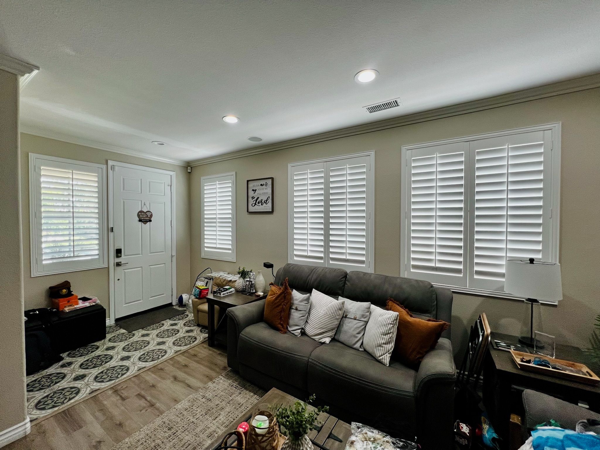 Custom Interior Wood Shutters. Install Included. Persianas De Madera. Best Pricing. We Service All of Southern California. 951-573-2560