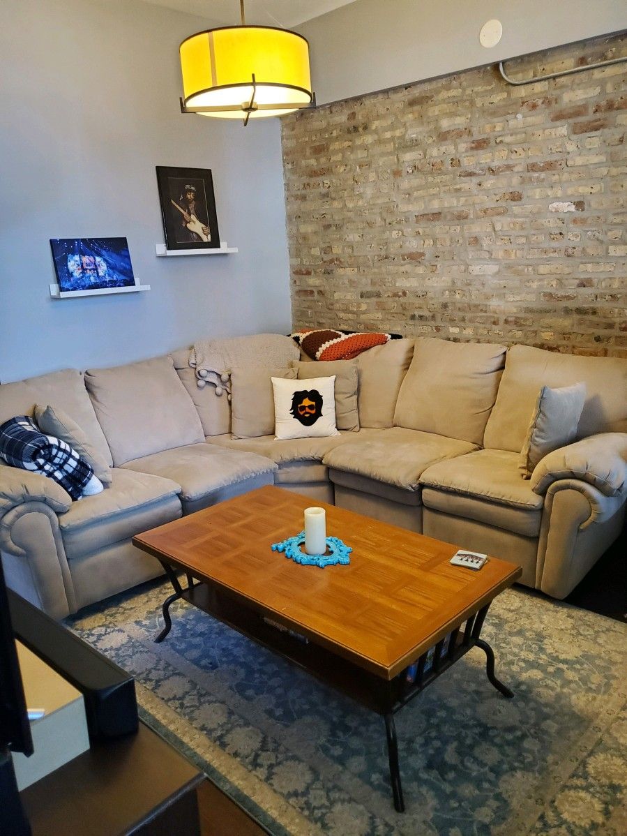 Reclining sectional couch- very comforable!