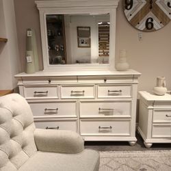 Kanwyn Whitewash King Storage Panel Bed And Dresser