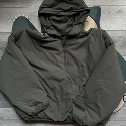 FEAR OF GOD ESSENTIAL HOODIE/PUFFER