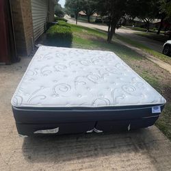I am selling a metal base king bed with 2 box springs and its Simón brand mattress in excellent condition, practically new $400 home delivery availabl