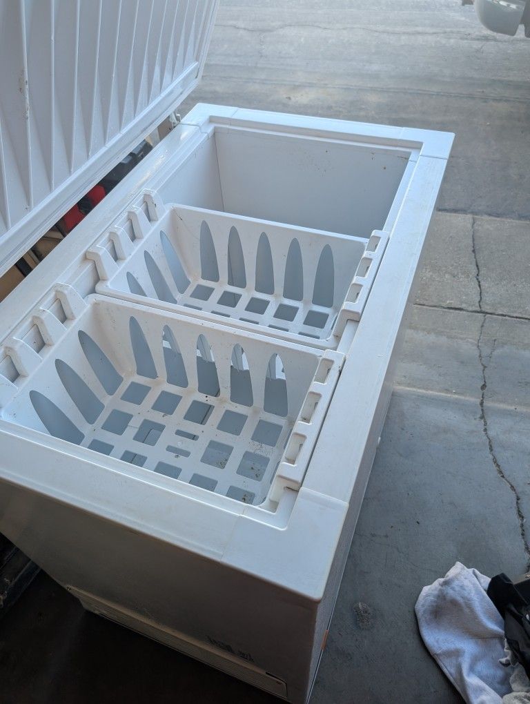 7.2 Cu Ft Frigidaire Freezer Works Great Lid Has Some Dings On Top 