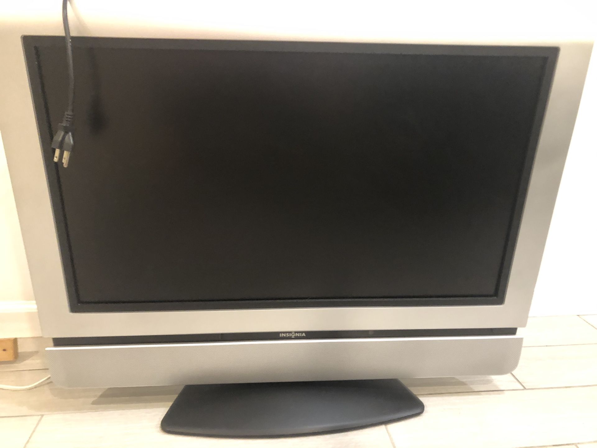 Insignia TV w/ remote