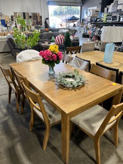 Beautiful dining table + 8 chairs , dining set from Costco