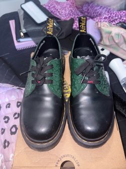 Dr Martens (Women’s 8.5/ men 7) *its not free but offer whatever you think is a reasonable price* check description