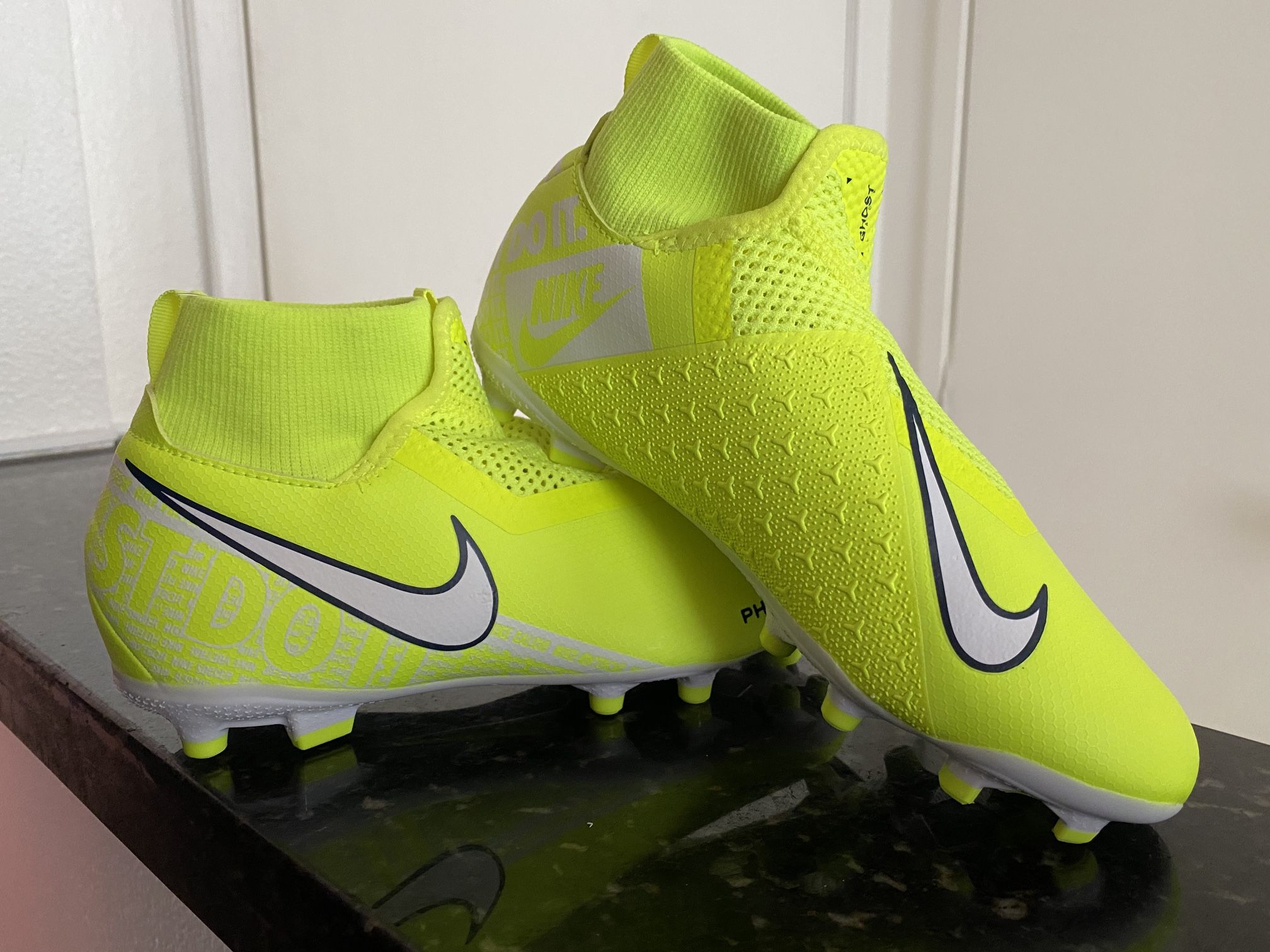 Nike Kids Cleaks Size 4