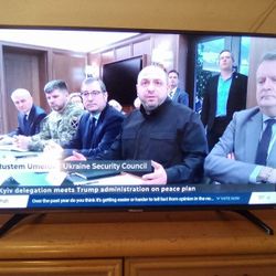 40" HISENSE ROKU  W/Remote & RCA Power Antenna