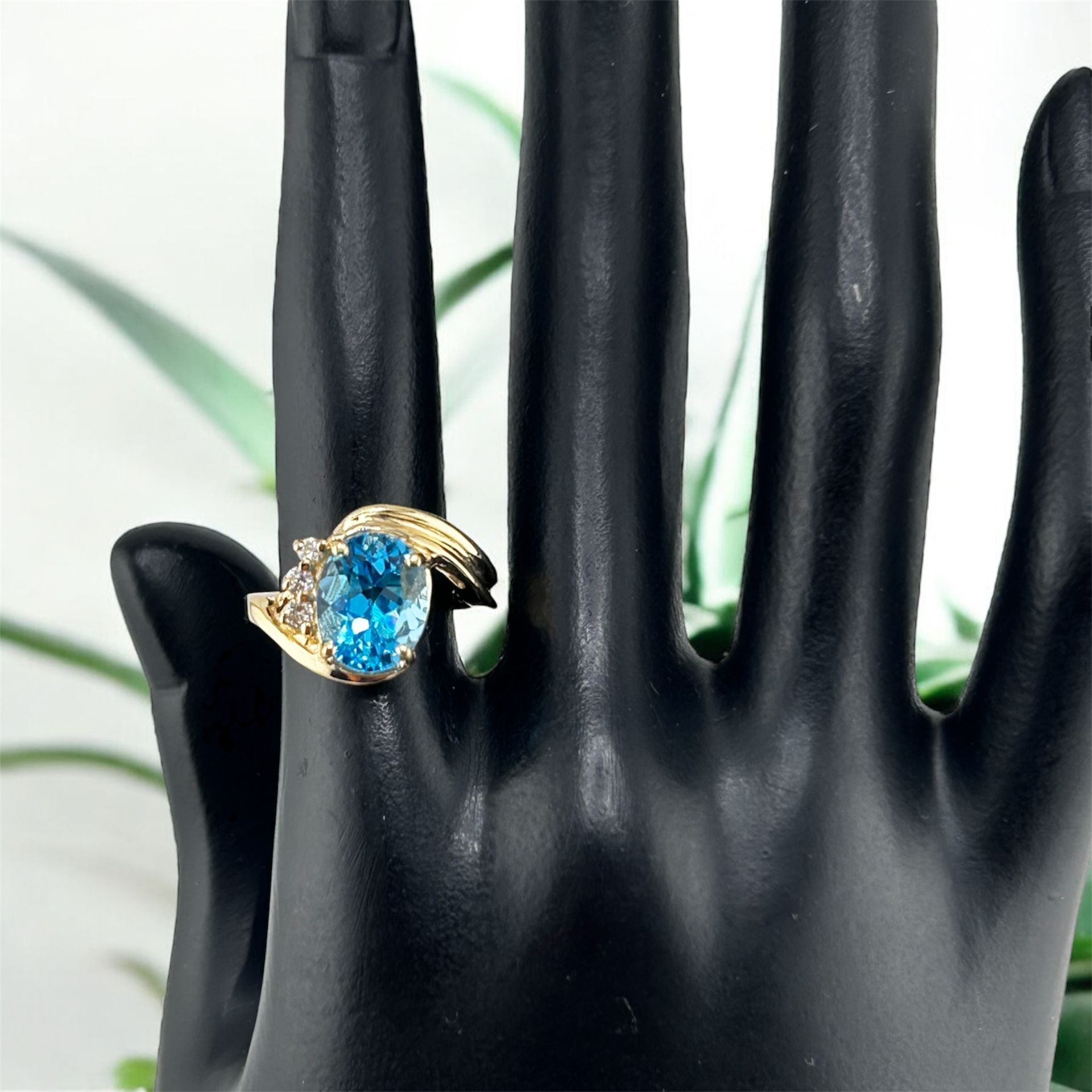 Vintage 14k Yellow Gold Blue Topaz Ring