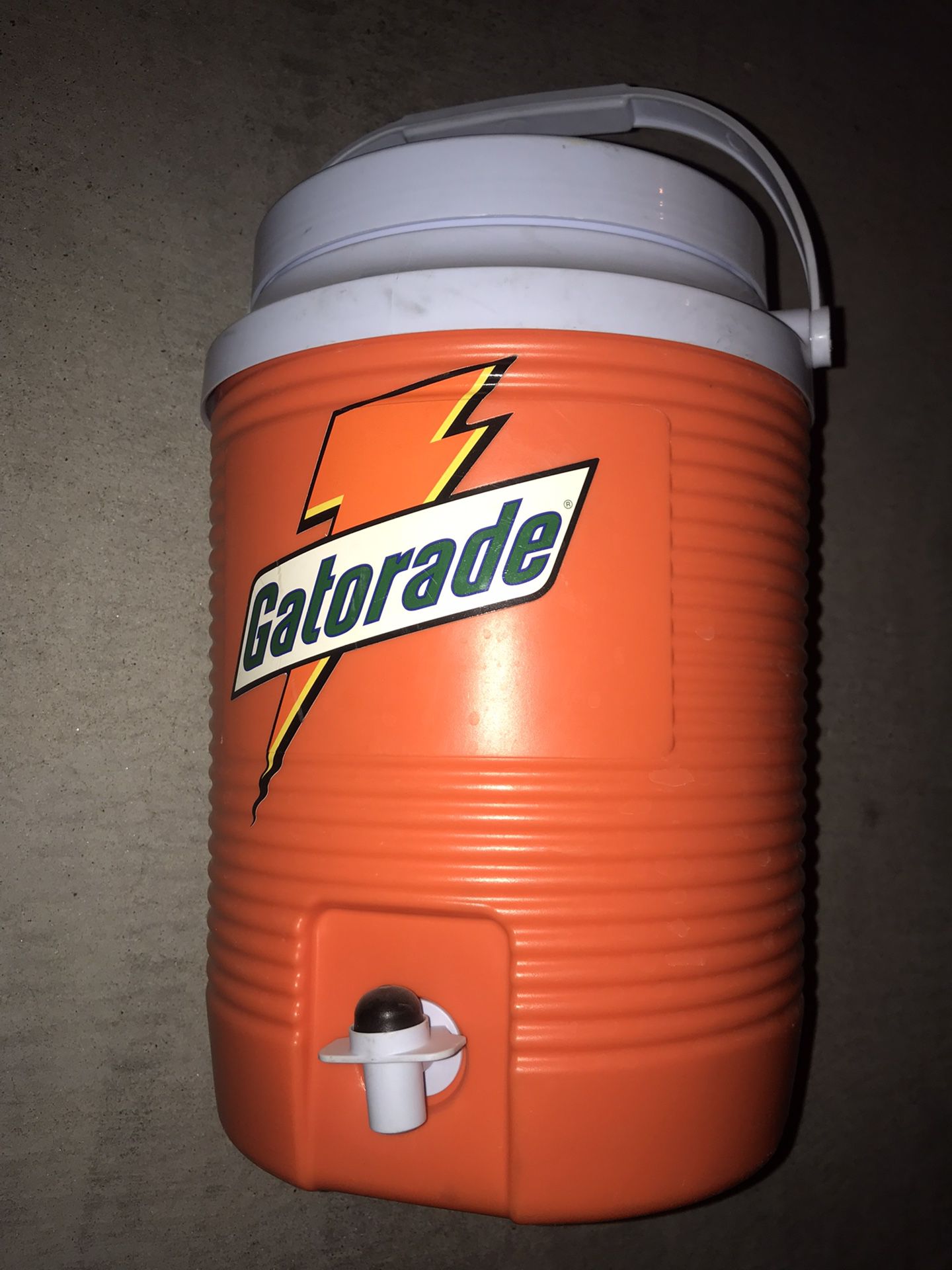 rubbermade gatoraide orange cooler