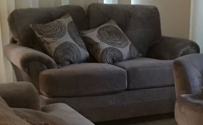 Microfiber Loveseat Sofa – Comfortable Couch (Must Sell / Move-Out Sale)