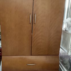 Armoire $110  35x22x72