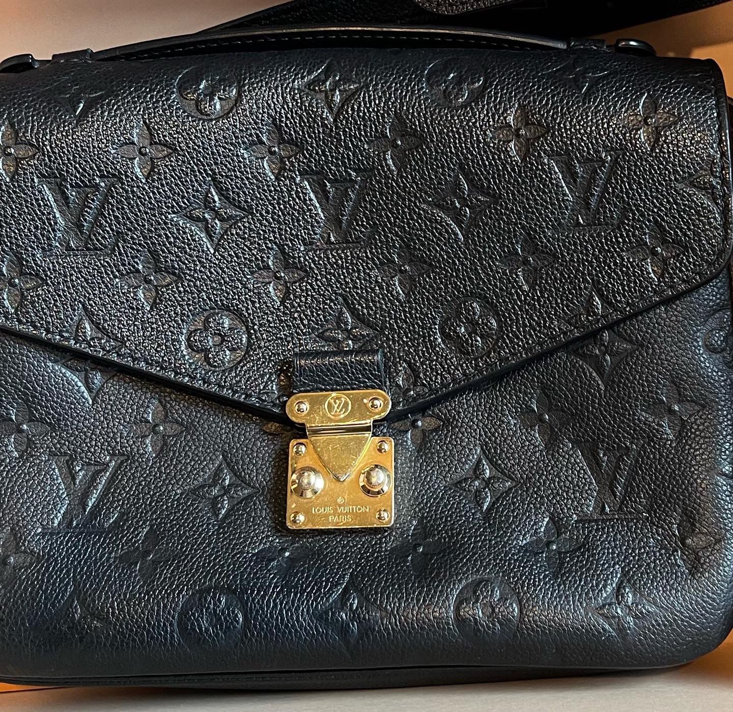 Louis Vuitton Pochette Metis Black . Receipt in hand Bag