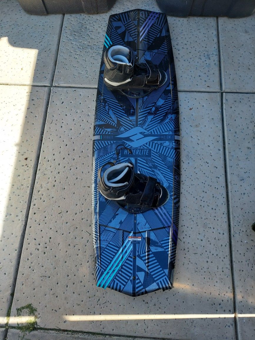 Hyperlite Tribute 142cm Wakeboard With Size 10 To 14 Bindings