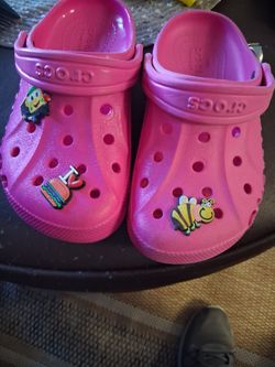 Hot pink girl's Croc's with button charms Size J1 (approximately size junior1-3)
