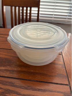 Set of 4 Lock & Lock plastic bowls with lids