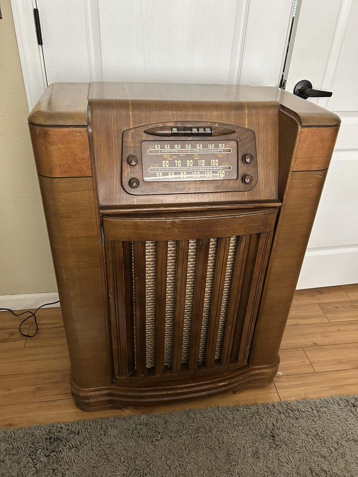 Philco Vintage Floor Radio & Record Player In Great Shape