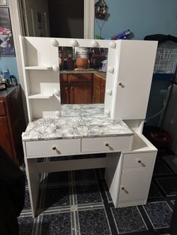 Vanity | Make Up Dresser With Lights