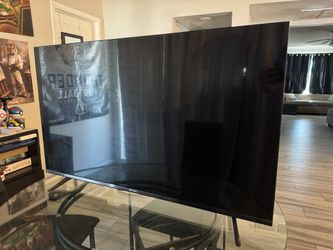 Hisense TV: 43 Inch HD *with controller*