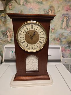 Mantle battery operated clock