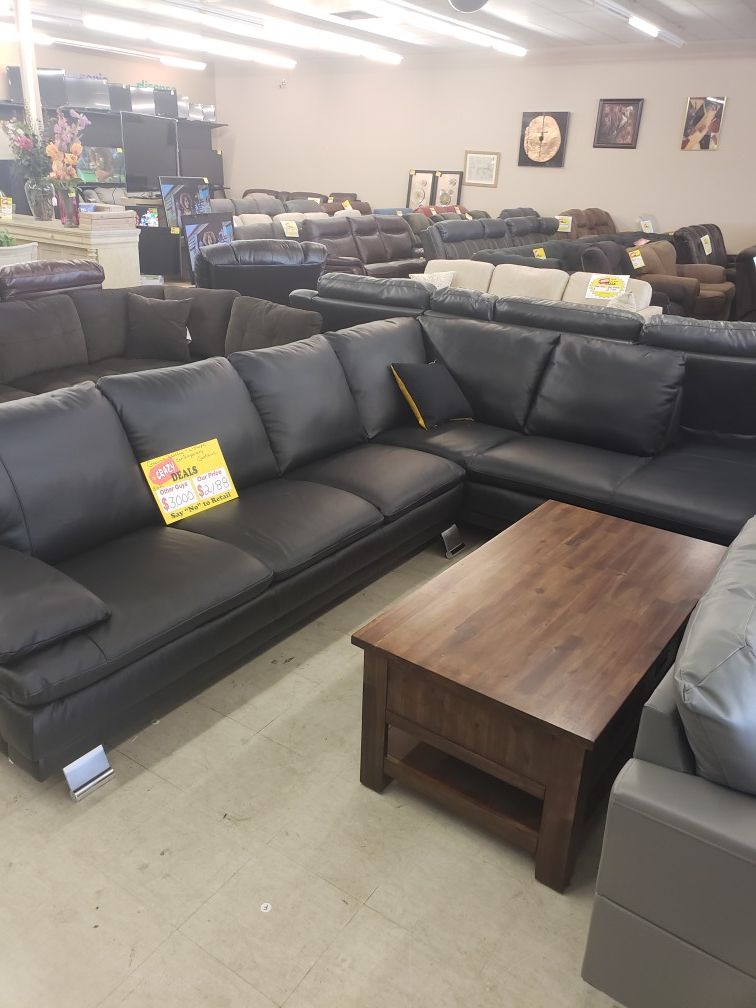 BLACK LEATHER SECTIONAL