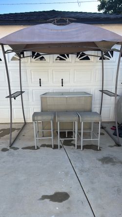 Outdoor Bar With 3 Stools