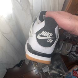 Nike Sb Jordan 4 Black And White 