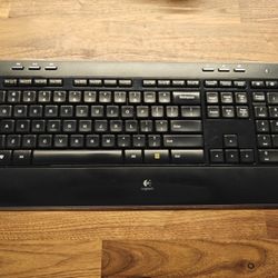 Logitech K520 Wireless Keyboard with Numpad