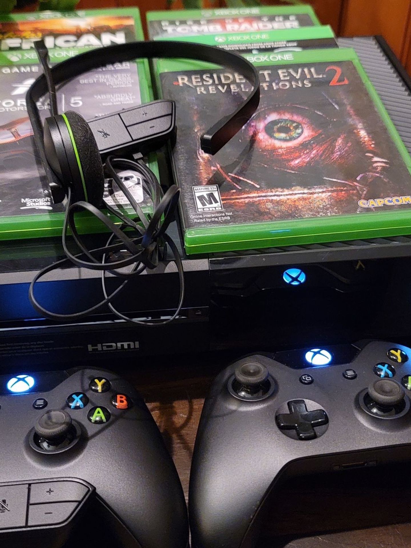 XBOX One w Games & Controllers - Excellent condition!! Black 500GB