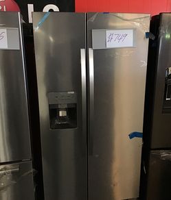 New scratch and dent whirlpool side by side stainless steel fridge. 1 year warranty