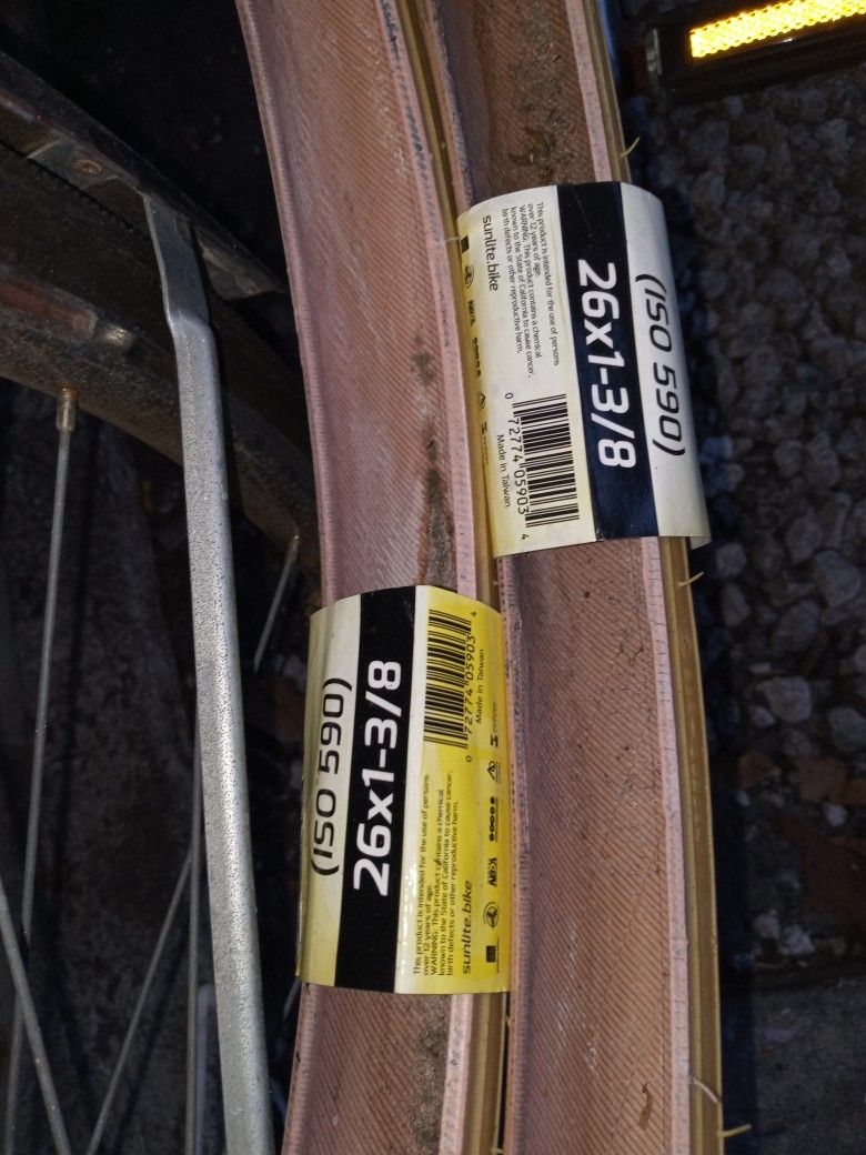 2 Ladies Cruiser Antique With New Extra Tires