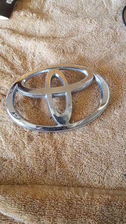 Toyota front grill emblem
